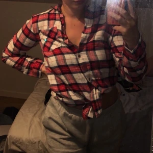 Röd rutig skjorta storlek S - Säljer då den inte riktigt är min stil. JÄÄTTE skönt och mjukt material och i bra skick då den är oanvänd i princip. Storleken är oklar då lappen är borta men har för mig att den är S, men skulle säga S/XS då den passar på mig som är XS! 🧡