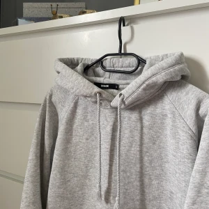 Bik bok hoodie - Säljer nu min fina bik bok hoodie i stl S då den inte längre kommer till någon användning. Nypris 400 säljes för 120 kr, frakten står man för själv 💓