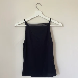 Linne - Snyggt elegant linne med svart genomskinligt tyg mellan brösten. Kan mötas i Örebro, annars står köparen för frakten🌸