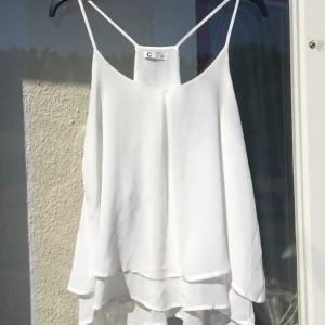 Linne - Jättegulligt vitt böljande linne med flera lager. Superfint till sommaren. Knappt använt. Storlek 36 🌸FRAKT INGÅR I PRISET 🌸