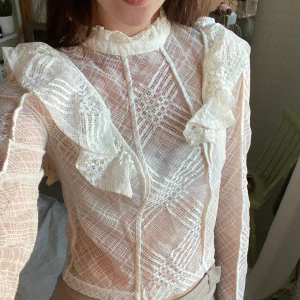 Somrig top från H&M  - Superfin somrig top från H&M. Krävs en ljus bh eller linne att ha under. Knäppning bak. (Missade att knäppa två på bilden men det går att knäppa hela vägen) 