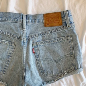 levi’s jeans storlek W25 - Mina favoritshorts har blivit för små. De användes flitigt förra sommaren men är jättefina. Hittade varken någon bild med mig på eller byxorna online men passformen är ungefär som sista bilden. Passar XS och troligen också S med liten rumpa :)