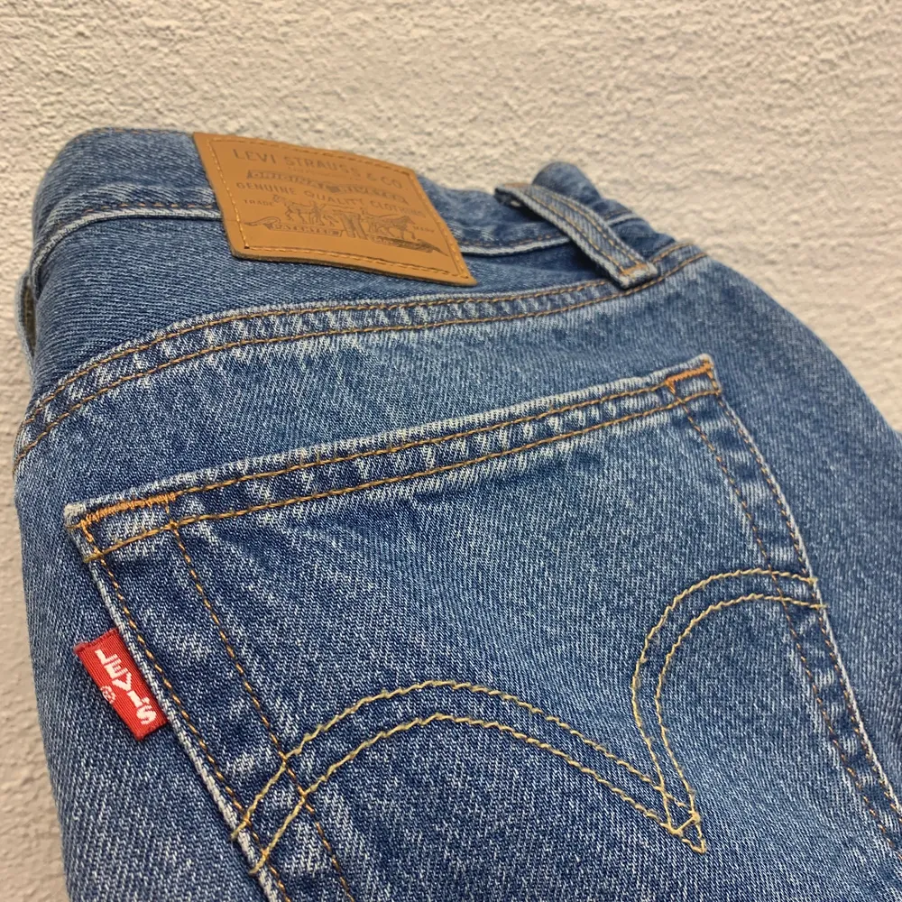 Jättefin kjol från Levis. Säljer den för att den är för stor. Storlek: 29 . Kjolar.