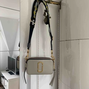  - Säljer för får ingen användning för den, finns en jätte liten repa på märket där fram men det syns knappt. Köpt inne på NK i Stockholm 2018 , dust bag finns 