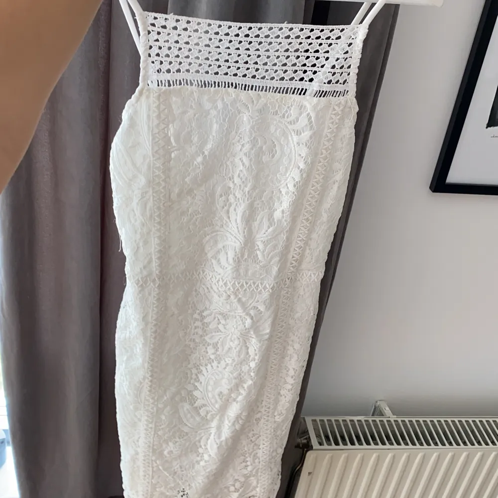 Vit spetsklänning i storlek 38, från Gina Tricot. Använd ett fåtal gånger, såå fin. . Klänningar.