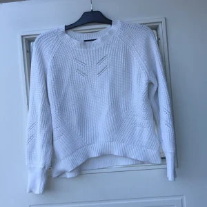 Vit stickad tröja  - Skön och snygg vit stickad tröja med design. Stl S Frakt tillkommer 