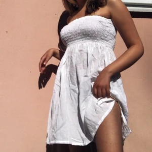 Strandklänning  - Vit strandklänning, helt oanvänd! Skriv för fler bilder :) pris kan självklart diskuteras! 