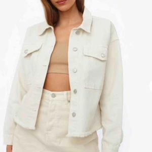  - Säljer denna helt nya jacka ifrån chiquelle med prislappar kvar och allting! Säljer pågrund av kommer ej till användning och för sent för att skicka tillbaka. 