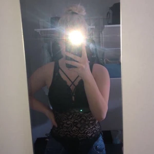 Svart body  - Skit snygg body, använt fåtal gånger pga den var förliten 