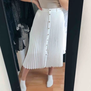  - Superfin längre kjol från Stradivarius. Använd 1 gång. 