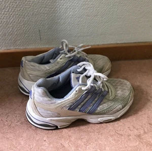 Adidas skor - Unika adidas! Frakt ingår inte, kan mötas upp i centrala Stockholm 
