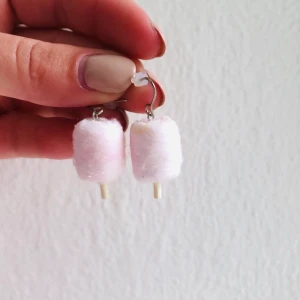 sockervadds-örhängen  - supersöta örhängen! lite gula på ovansidan. bud från 20kr. 