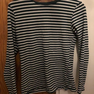 Tight randig tröja  - Randig tröja köpt i barcelona på primark, sitter ganska tight på! 