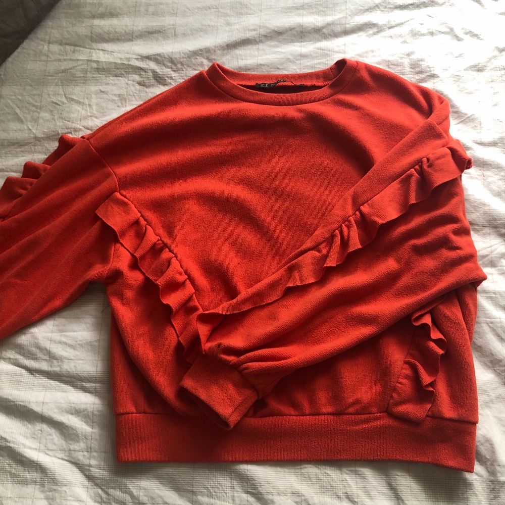 En röd tröja med volangdetalj, i fint skick! Köparen står för frakt📦 . Tröjor & Koftor.