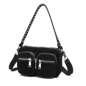 Noella Shoulder bag black  - Snygg och praktisk väska i mockaimitation från Noella, med nitar och blixtlås + långt axelband medföljer. Storlek: Small, Höjd: 15 cm Längd: 25 cm Bredd: 7 cm. Nypris: 600kr, mitt pris: 200kr + frakt, jättebra skick!  