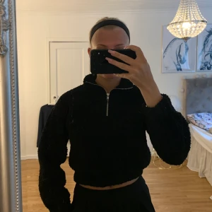 Mysig tröja  - En snygg croppad tröja i ett väldigt mysigt material från Gina tricot som bara testad, även att den är xxs så passar den xs som är min normala storlek 