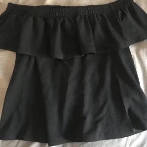 Svart off shoulder topp - Använd typ 2-3 ggr så i väldigt bra skick, frakt tillkommer 💓