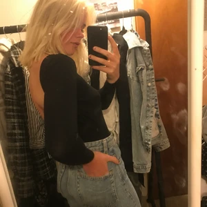 Body med öppen rygg från Nelly💚💚💚 - Väldigt snygg och cool body från Nelly med öppen rygg😱💖🤩 storlek ca. Köparen står för frakt!💖💖