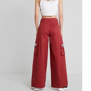 Adidasbyxor - Vinröd byxor från Adidas. Använda 2 gånger köpta för 850kr