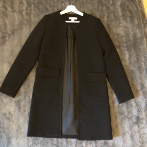 Kappa,svart - Säljer min svarta kappa från H&M, den är som ny använd 1-2 gånger