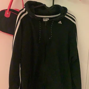 adidas - svart tjocktröja från adidas, storlek L men lite mindre i storleken:)