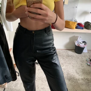 Snygga vintage fake skinn byxor  - Jag är 178 så dem är långa men går också att klippa av eller sy så de blir snyggt. Inte alls så tjockt material så funkar bra att andvända nu på sommaren också! 