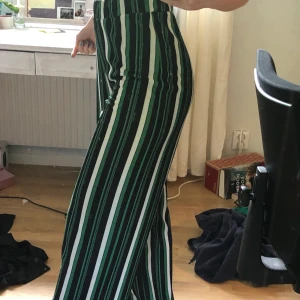 Gröna byxor från gina tricot - Knappt använda byxor från gina, med coolt mönster och fin passform.