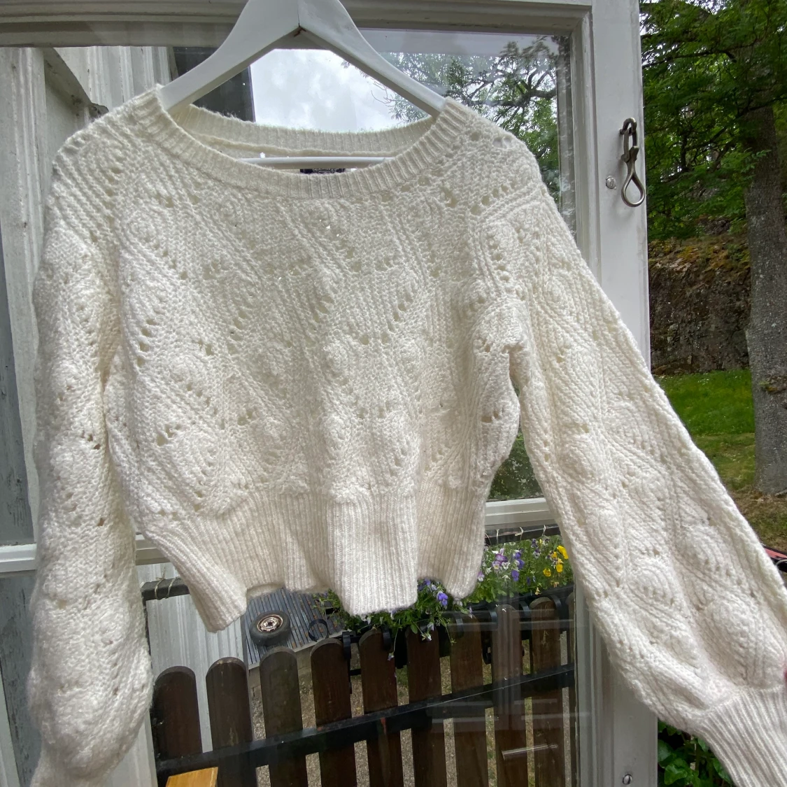 Kortare stickad vit tröja XS