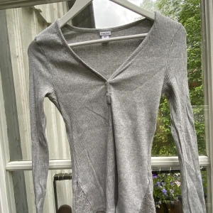 Twilfit tröja storlek XS - Använd en gång ifrån twilfit. Fin spets nertill kanten. 