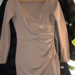 Klänning  - Endast använd några timmar på en skolavslutning