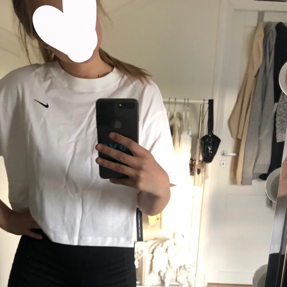 Säljer denna kroppade over size Nike tshirt jag fick hem idag pga fel storlek, det är storlek M på tröjan och jag är 170 cm lång. Nypris 300 jag säljer den för 240kr. Den är alltså helt oanvänd lappen sitter kvar, dm för fler bilder💗⭐️🥰🤩🛍🎀. T-shirts.