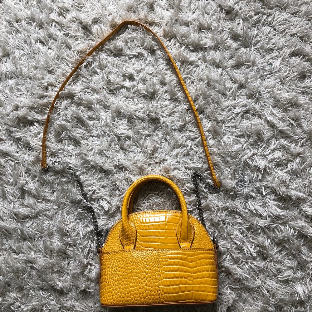 Jättefin gul trendig väska från zara. Har ett kort samt lång band beroende på hur man vill ha den. Diskuterbart pris men köparen står för frakt!💕. Väskor.