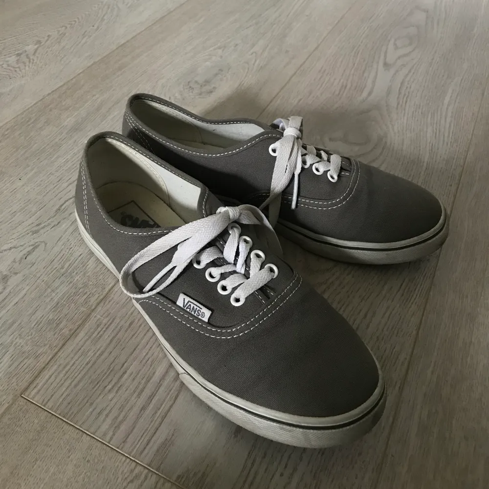 Helt nya Vans. Använda en gång. Kan fraktas och hämtas upp. (Frakt 60 kr). Skor.