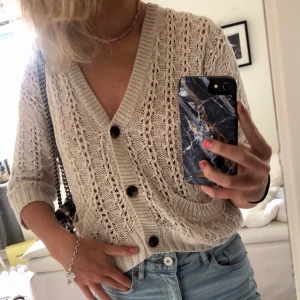 Kofta - En beige kofta från H&M