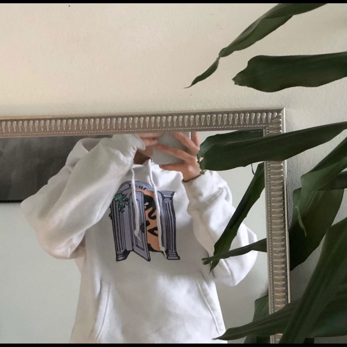 Hoodie med tryck från obey 