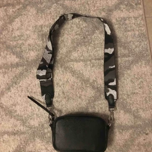  - Buda! Just nu ligger den på 125kr.Säljer en jättefin väska för 115kr, den är väldigt fin men säljer då jag knappt använder den, man kan byta ut banden om man vill! Och anpassa storleken hur man vill, det gå att användas som de trendiga väskorna just nu.