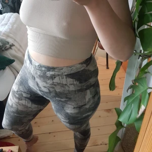 Leggings  - Leggings från HM, lappen är inte kvar men de passar mig som brukar ha medium på tights och ibland large. Sten-mönster. Frakt ingår! :)