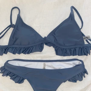 ZAFUL BIKINI (S) - ZAFUL bikini med volanger. Sparsamt använd.  Vadderad topp och underdelen är cheeky. FRAKT ÄR INRÄKNAD I PRIS💝 #zaful #bikini