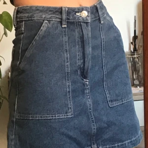 Jeanskjol - Säljer denna söta jeanskjol ifrån hm, vita sömmar och fickor fram och bak. Endast använd ett par gånger.  Du betalar frakten men möts gärna upp i Stockholm för enkelhetens skull!