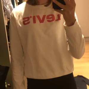 Levis sweatshirt - Vit levis sweatshirt! Storlek M! Köpt för 250 så buda på!