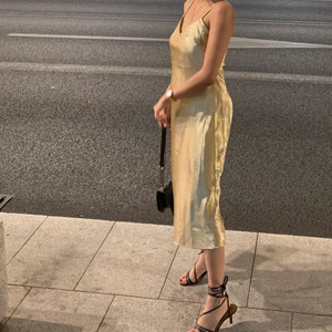 Klänning  - Sjukt fin klänning i storlek 34. Har endast använt 1 gång. Säljer för 100kr & frakt tillkommer 🌸