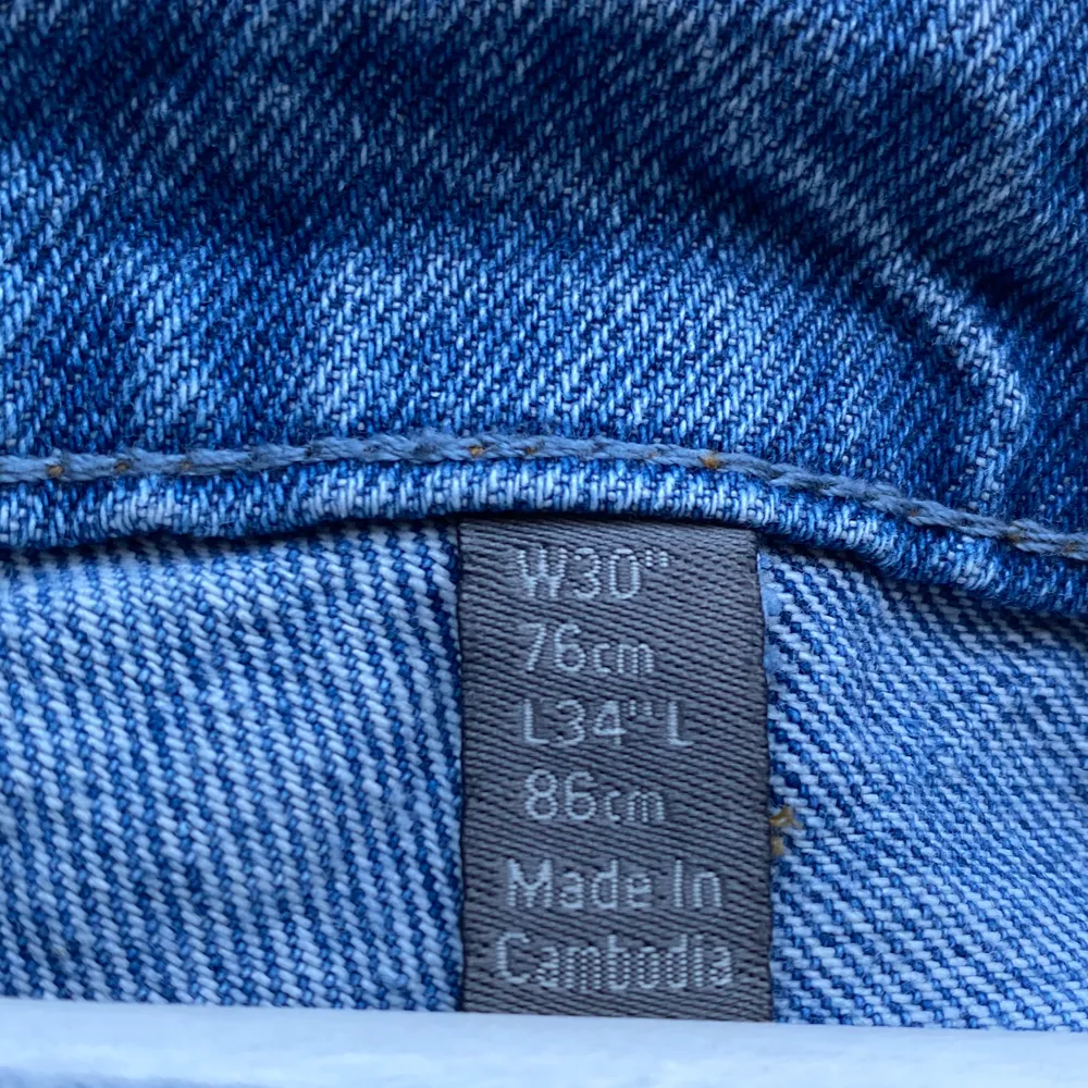 Jeans från asos inte andvända och i bra skick + kontakta för fler frågor:). Jeans & Byxor.