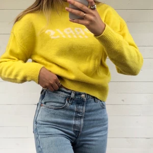 & Other Stories stickad tröja - Stickad tröja från & Other Stories. Härlig och somrig gul färg. På bröstet står det Paris. Hör ev er vid intresse! 💛🦋