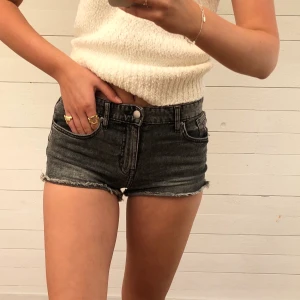 Gråa shorts - Gråa shorts från H&M med råa kanter. Mycket fint skick då de endast använts ett fåtal gånger. Hör av er vid intresse!