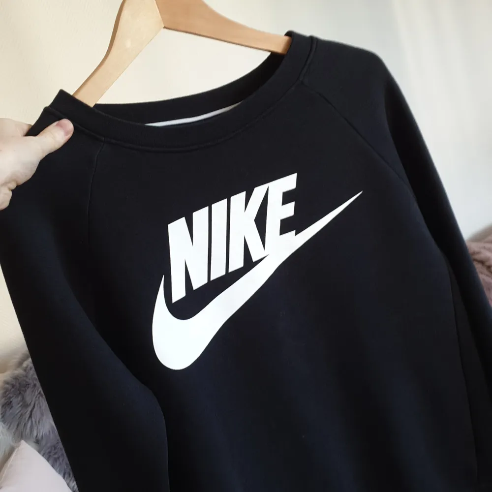 Mjuk och skön tjocktröja från Nike 💞 sparsamt använd, säljer pga lite kort i ärmarna på mig (är 176). . Hoodies.