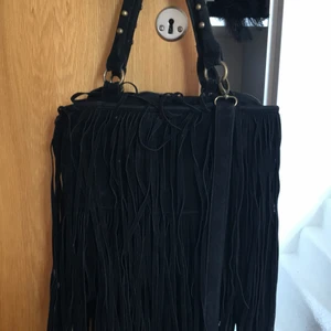 Fransig väska med guldetaljer! - Fransig väska med gulddetaljer, jätte fin men kommer tyvär inte till användning längre! Kan mötas upp i Stockholm annars står köparen för frakt 