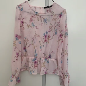 Rosa blus - Säljer en fin ljusrosa blus i storlek xs. Blusen är använd 1-2 gånger och är tyvärr alldeles för liten för mig. 