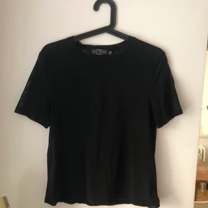 Svart mesh t-shirt - Bra skick. Möts upp i Stockholm eller fraktar :) 