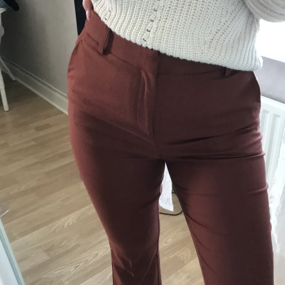 Brun populär kostymbyxa från Gina Tricot!  Storlek 38. Knappt använda då de är för stora för mig. Frakt inräknat i priset!!. Jeans & Byxor.