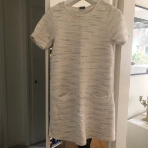 Stickad vit klänning  - Stickad vit klänning, mycket smickrande. Knappt använd. Frakt som köparen står för tillkommer. 